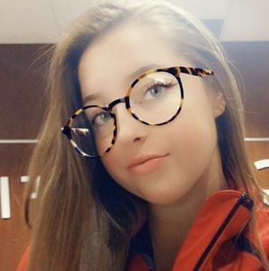 Meet your Posher, Cassandra